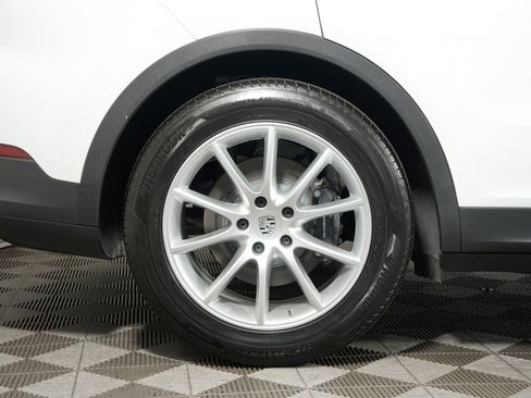 Certified 2024 Porsche Cayenne w/ Premium Package AWD/4WD image 15