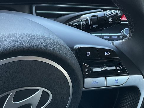 Used 2025 Hyundai Elantra SEL image 25