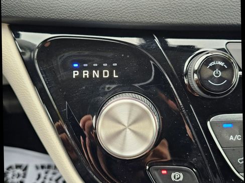 Used 2020 Chrysler Pacifica Touring-L image 21