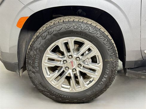 Used 2021 GMC Yukon XL SLT w/ SLT Premium Package image 32