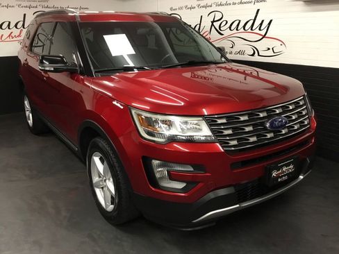 Used 2017 Ford Explorer XLT image 2