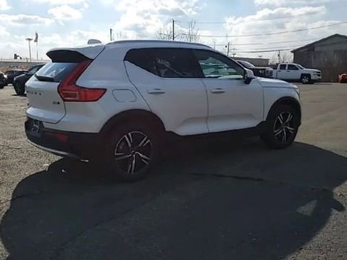 Used 2025 Volvo XC40 B5 Core image 8