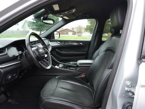 Used 2023 Jeep Grand Cherokee L Laredo image 2