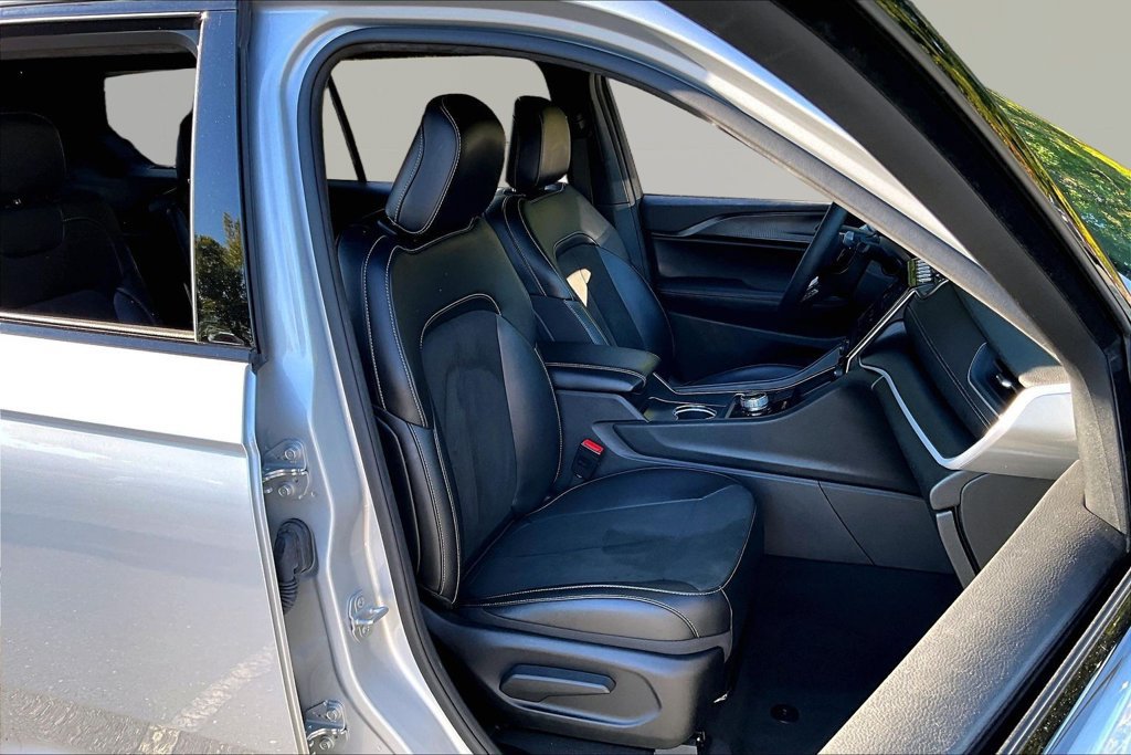 Used 2025 Jeep Grand Cherokee L Altitude AWD/4WD image 24