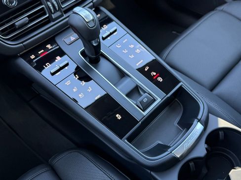Used 2025 Porsche Macan AWD/4WD image 22