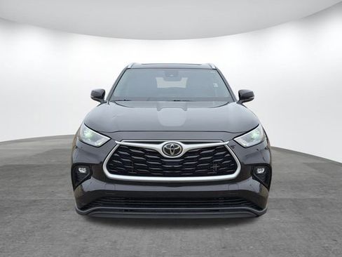 Used 2022 Toyota Highlander XLE image 2