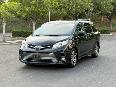 Used 2020 Toyota Sienna XLE w/ XLE Navigation Package FWD image 8