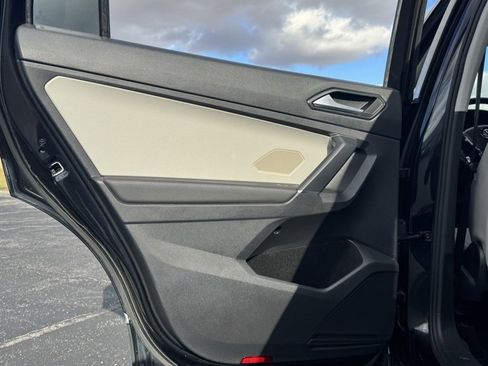 Used 2018 Volkswagen Tiguan SE image 24