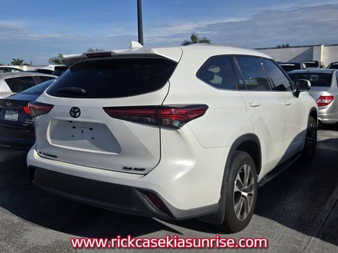 Used 2022 Toyota Highlander XLE AWD/4WD image 5