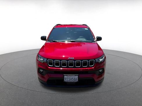 Used 2025 Jeep Compass Latitude AWD/4WD image 4