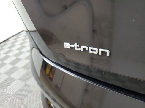 Used 2023 Audi e-tron Premium Plus w/ Premium Plus Package AWD/4WD image 4