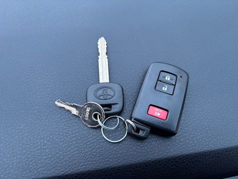 Used 2016 Toyota Tacoma TRD Sport w/ Premium & Technology Package image 33