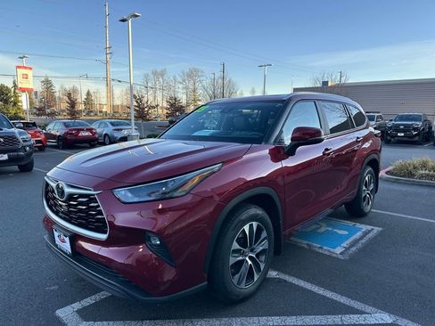 Used 2023 Toyota Highlander XLE image 7