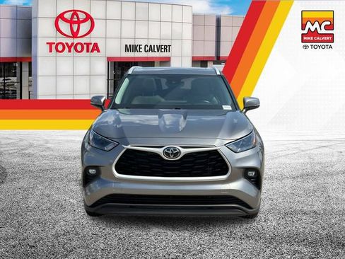Used 2025 Toyota Highlander XLE AWD/4WD image 2