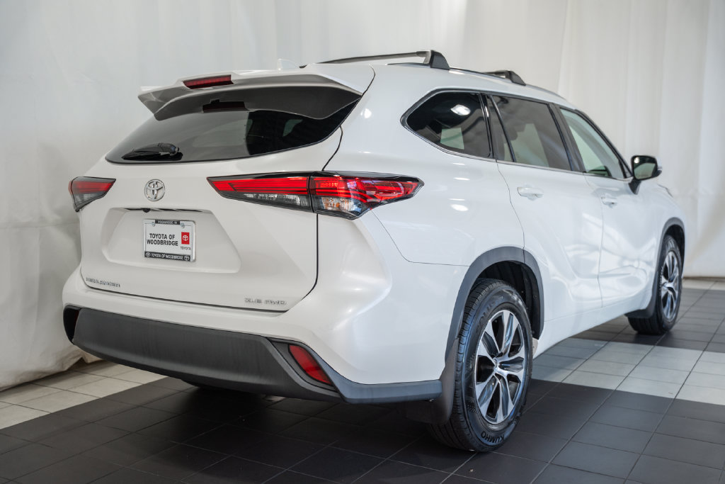 Used 2021 Toyota Highlander XLE AWD/4WD image 4