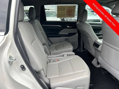 Used 2017 Toyota Highlander Limited AWD/4WD image 24