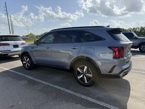 Used 2023 Kia Sorento EX w/ Panoramic Sunroof Package FWD image 3