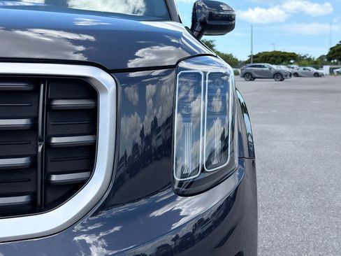 Used 2025 Kia Telluride SX w/ SX Captain's Chair Package FWD image 9