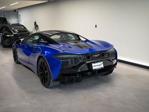 Used 2023 McLaren Artura RWD image 21