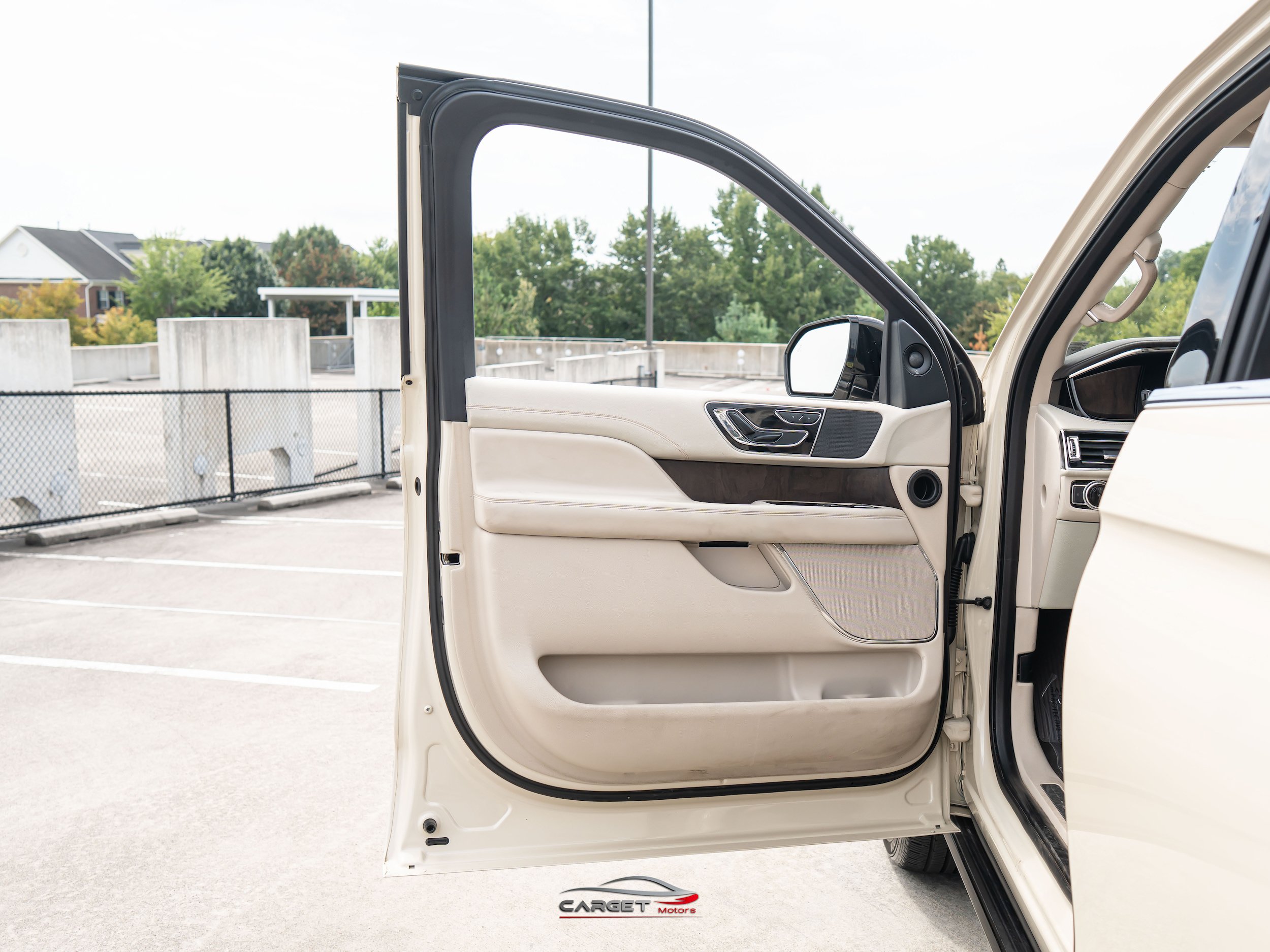 Used 2018 Lincoln Navigator Select w/ Technology Package RWD image 42
