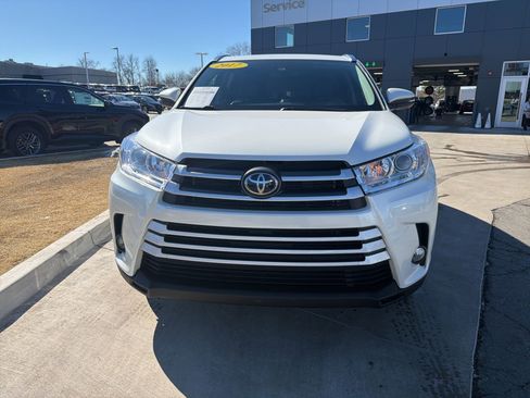Used 2017 Toyota Highlander SE image 2