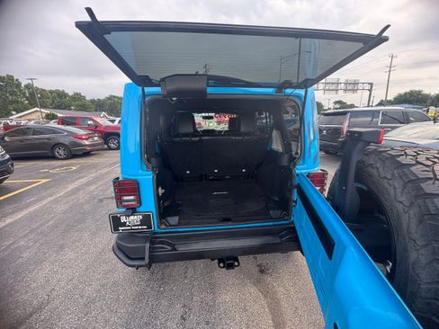 Used 2017 Jeep Wrangler Unlimited Sahara AWD/4WD image 5