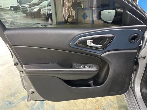 Used 2015 Chrysler 200 S image 19