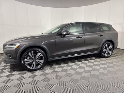 Used 2025 Volvo V60 B5 Cross Country Plus AWD/4WD image 1