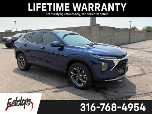 Used 2024 Chevrolet Trax LT w/ Driver Confidence Package FWD image 1
