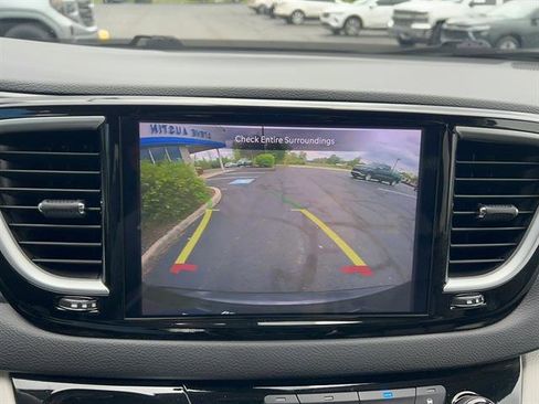 Used 2023 Chrysler Pacifica Touring-L FWD image 23