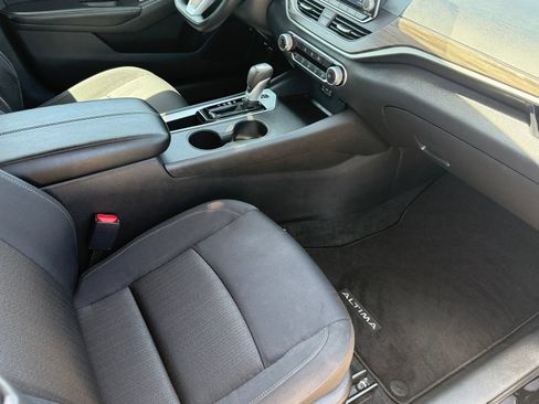 Used 2025 Nissan Altima 2.5 SV FWD image 17