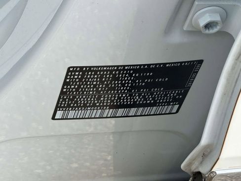 Used 2018 Volkswagen Tiguan SE w/ Panoramic Sunroof Package image 17