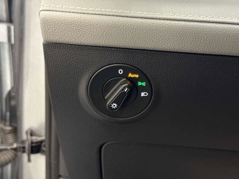 Certified 2024 Volkswagen Taos SE image 30