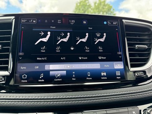 Used 2025 Chrysler Pacifica Limited FWD image 28