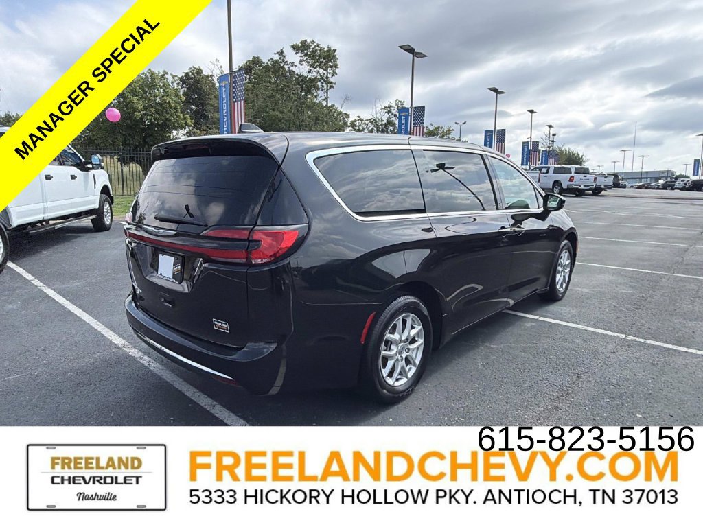 Used 2025 Chrysler Pacifica Select FWD image 3