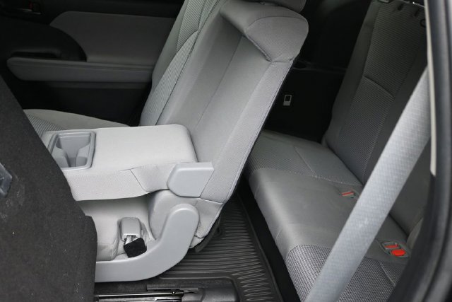 Used 2023 Toyota Highlander LE AWD/4WD image 16