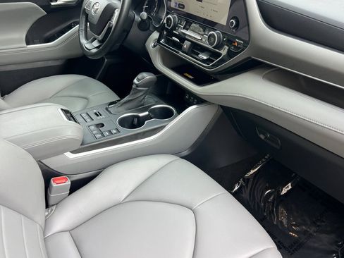 Used 2023 Toyota Highlander XLE AWD/4WD image 17
