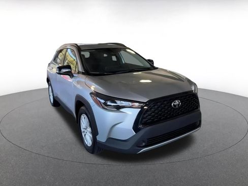 Used 2025 Toyota Corolla Cross LE image 3