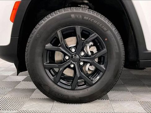 Used 2025 Jeep Grand Cherokee Altitude AWD/4WD image 10
