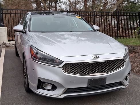 Used 2018 Kia Cadenza Premium w/ Luxury Package image 2