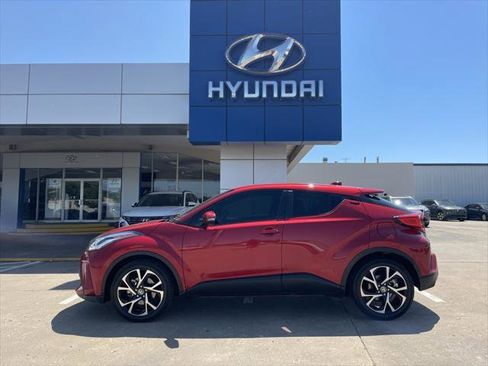 Used 2020 Toyota C-HR XLE image 1
