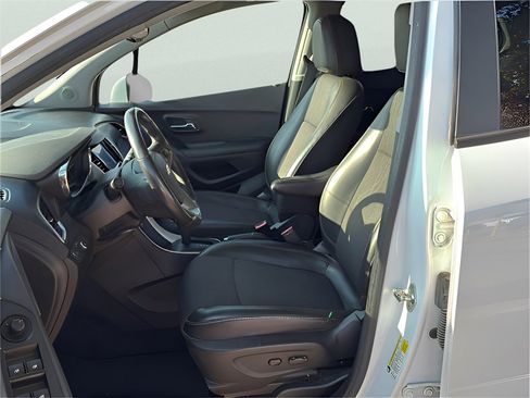 Used 2022 Chevrolet Trax LT w/ LT Convenience Package image 36