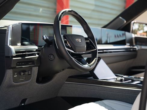 Used 2025 Cadillac Escalade V w/ LPO, ONYX Package image 4