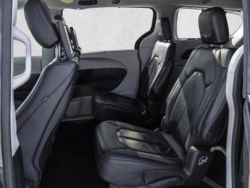 Used 2019 Chrysler Pacifica Touring-L Plus image 23