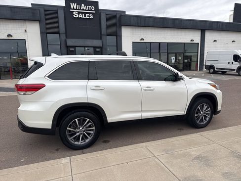Used 2019 Toyota Highlander XLE image 4