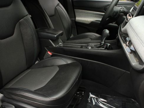 Used 2024 Jeep Compass Latitude AWD/4WD image 28