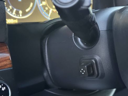 Used 2015 Cadillac Escalade Luxury image 26