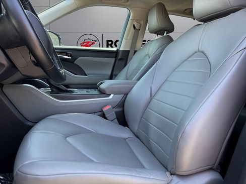 Used 2021 Toyota Highlander XLE AWD/4WD image 10