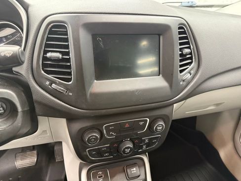 Used 2018 Jeep Compass Latitude w/ Popular Equipment Group FWD image 17
