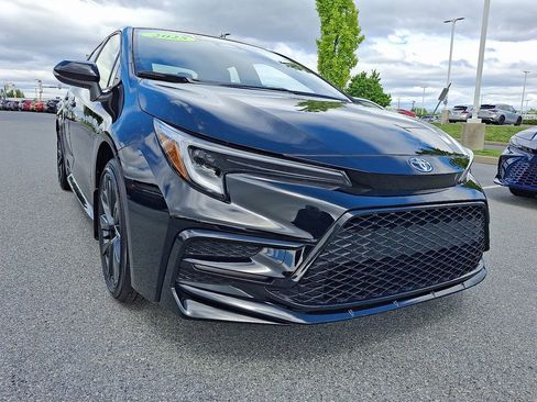 Used 2025 Toyota Corolla SE FWD image 2